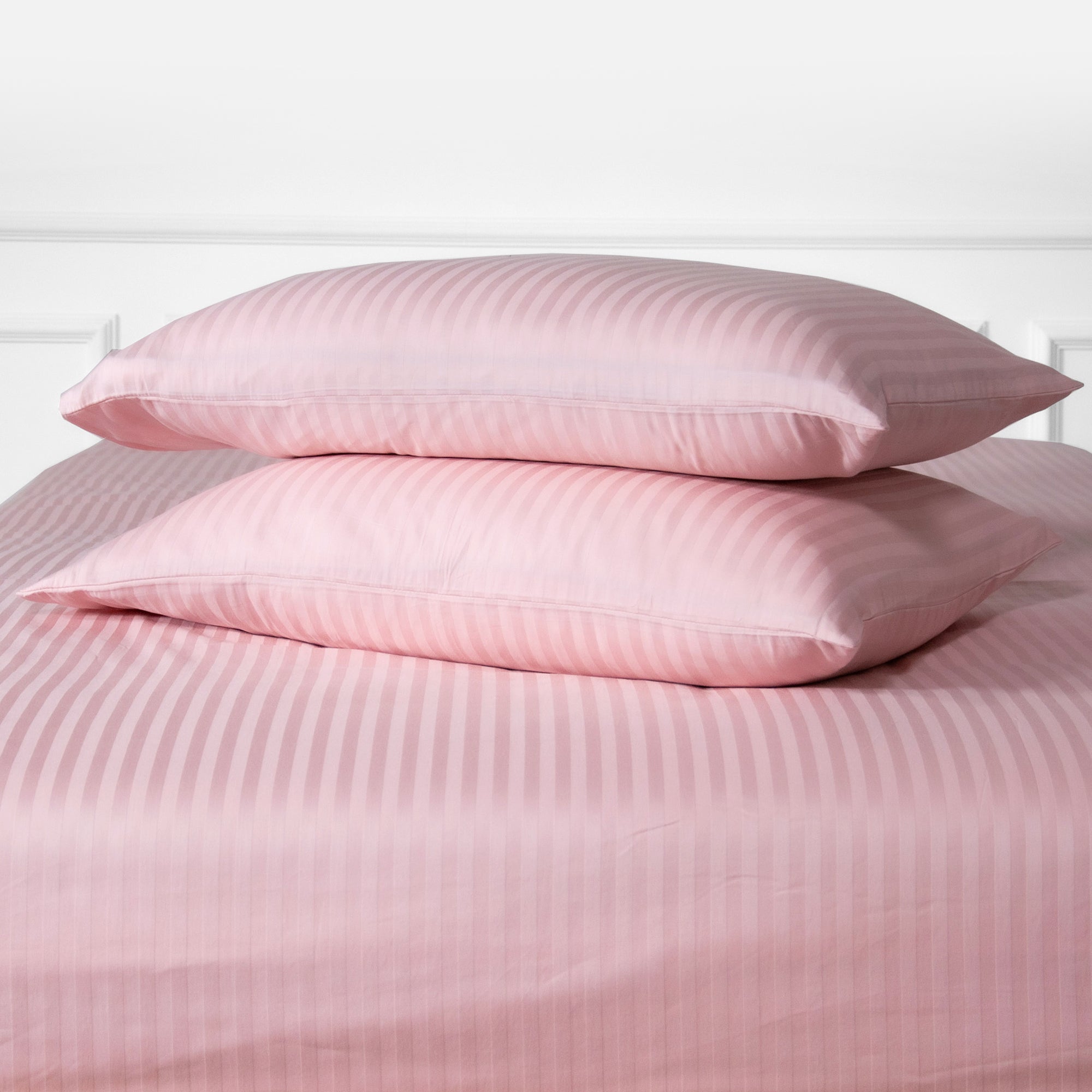 Une paire de taies d'oreiller standard en satin de coton 100 % à rayures blush