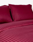 Einteiliger burgunderrot gestreifter Bettbezug aus 100 % Baumwollsatin