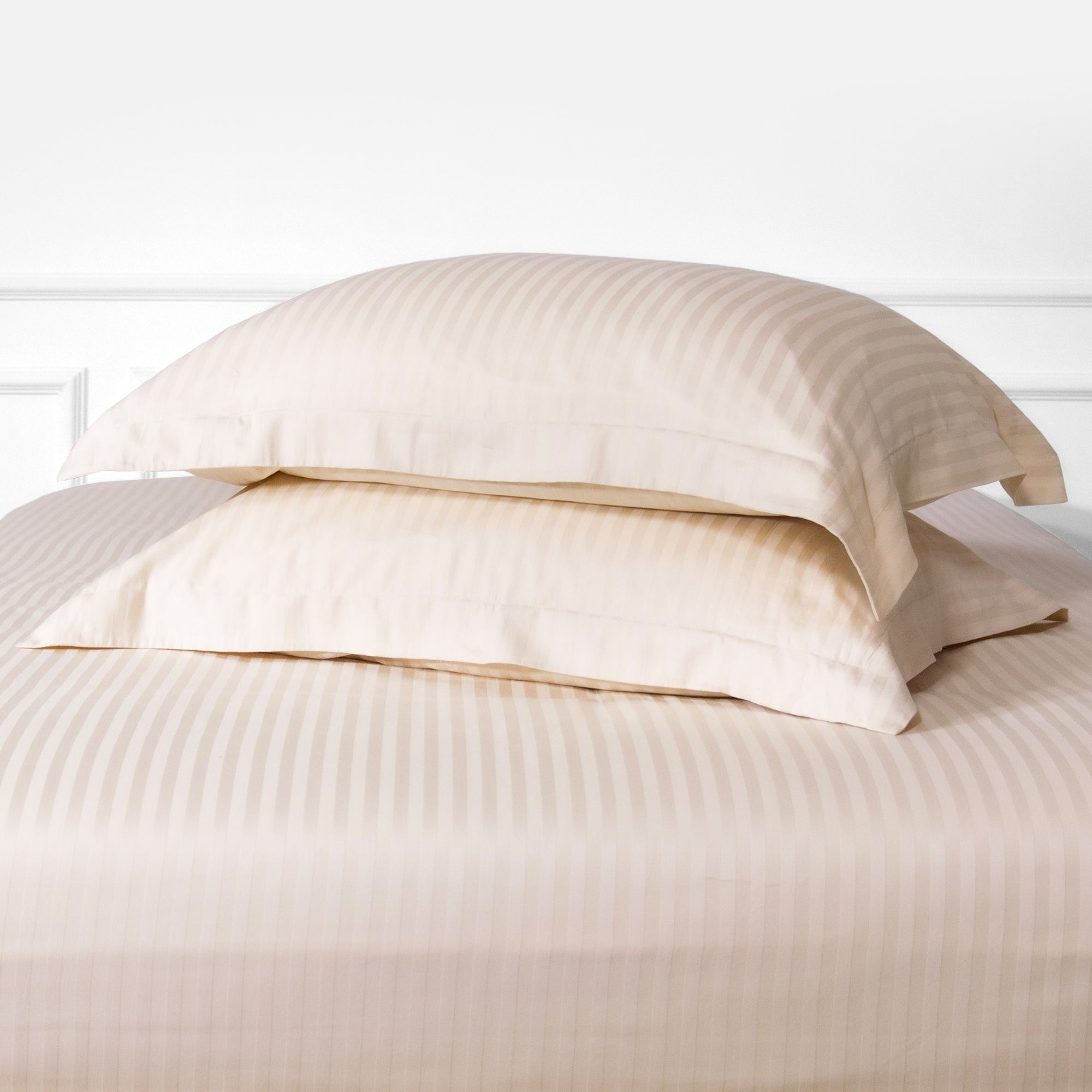 Une paire de taies d'oreiller Oxford en satin de coton 100 % à rayures crème