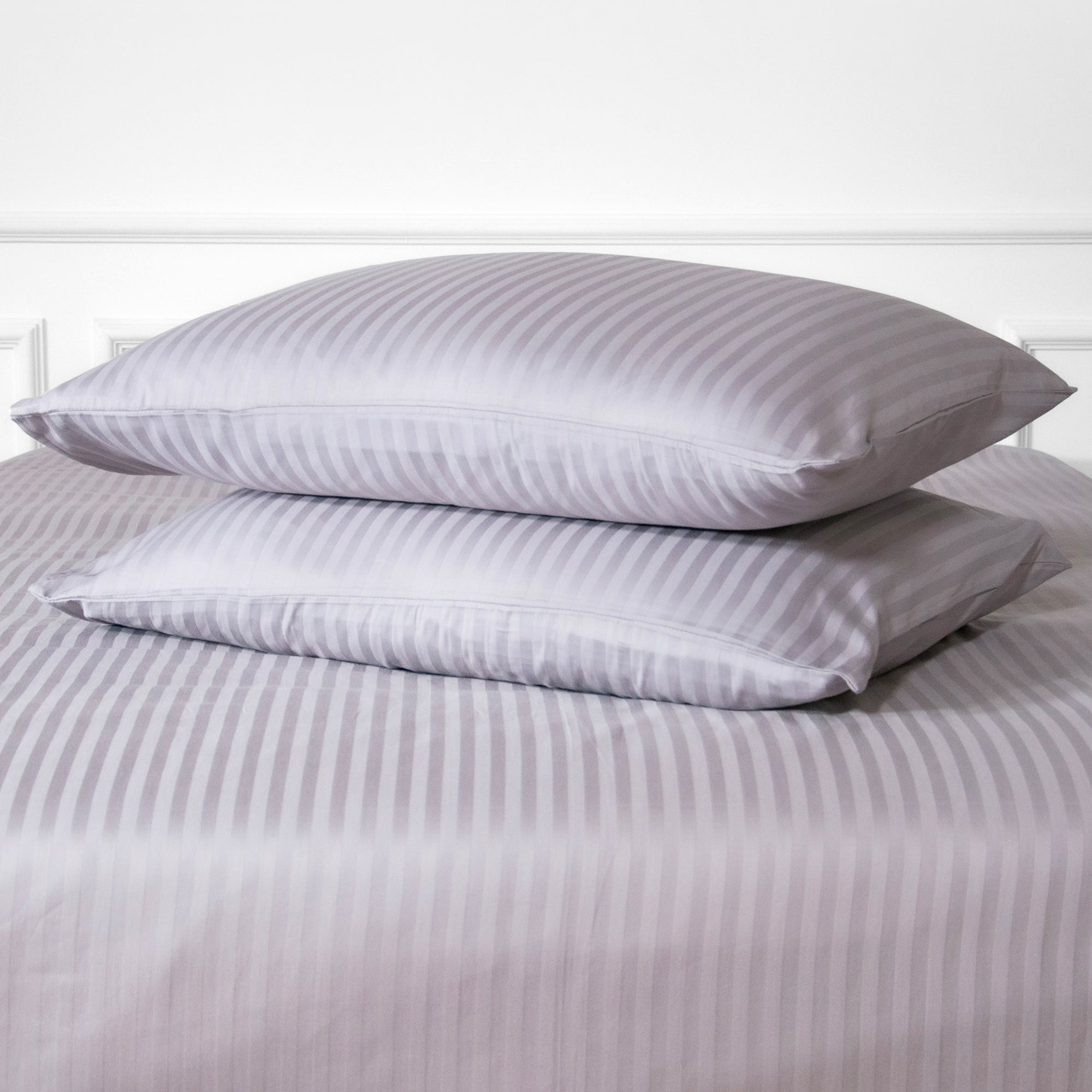 Une paire de taies d'oreiller standard en satin de coton 100 % à rayures grises