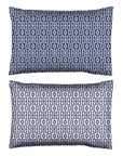Une paire de taies d'oreiller standard 100 % coton bleu marine avec clé grecque.