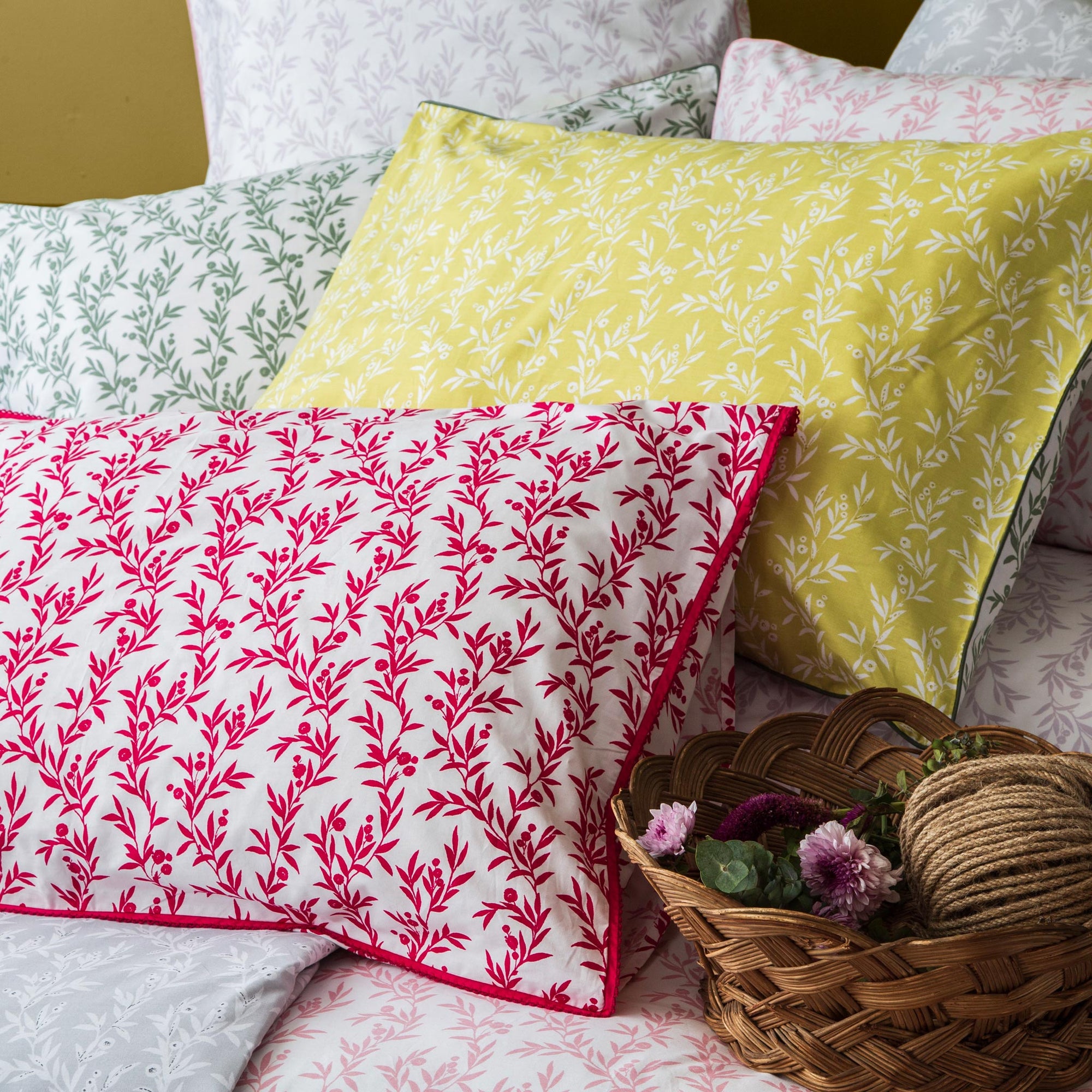 Une paire de taies d&#39;oreiller Oxford en percale de coton 200 fils à motif floral lilas pur