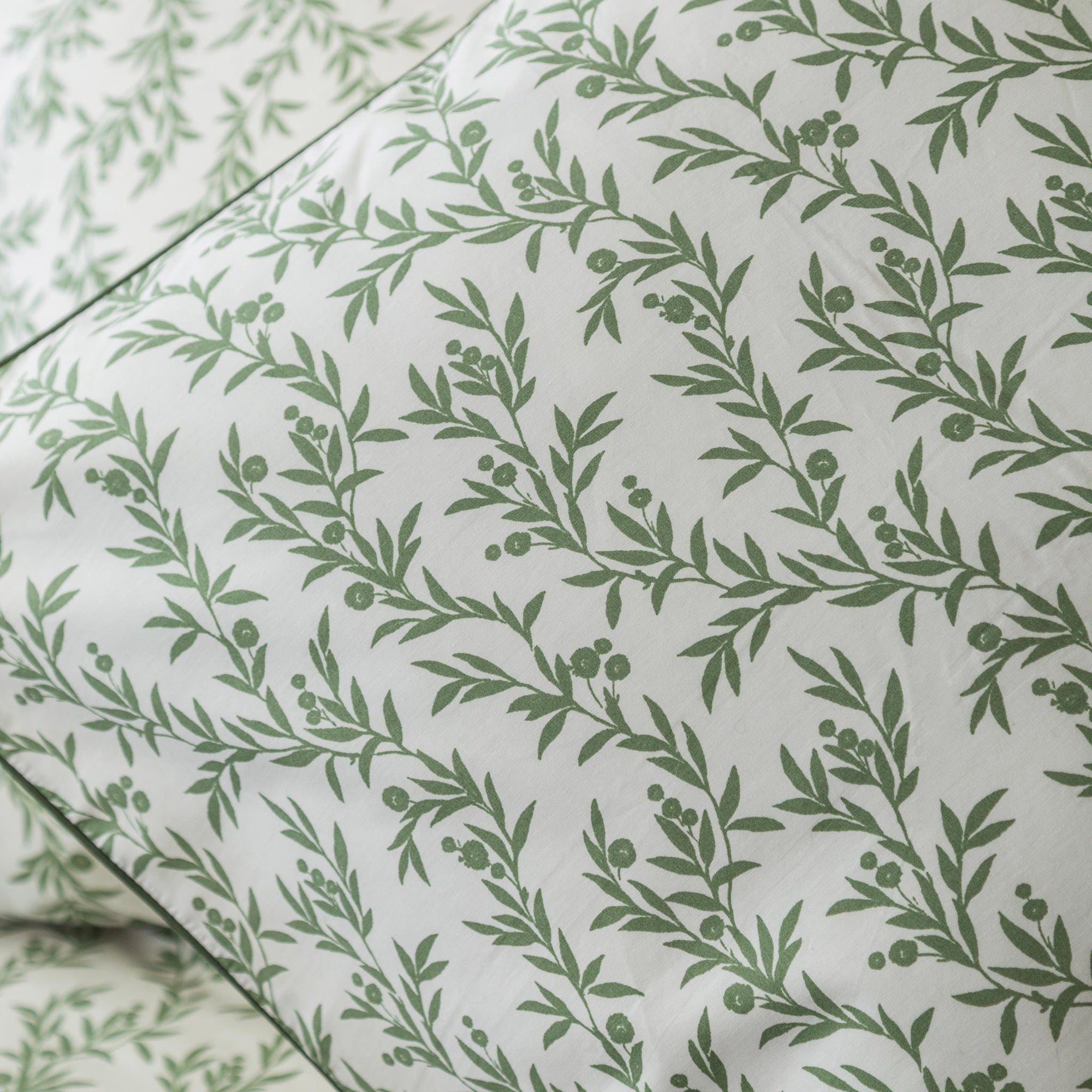 Une paire de taies d&#39;oreiller Oxford en percale de coton 200 fils à motif floral vert olive pur