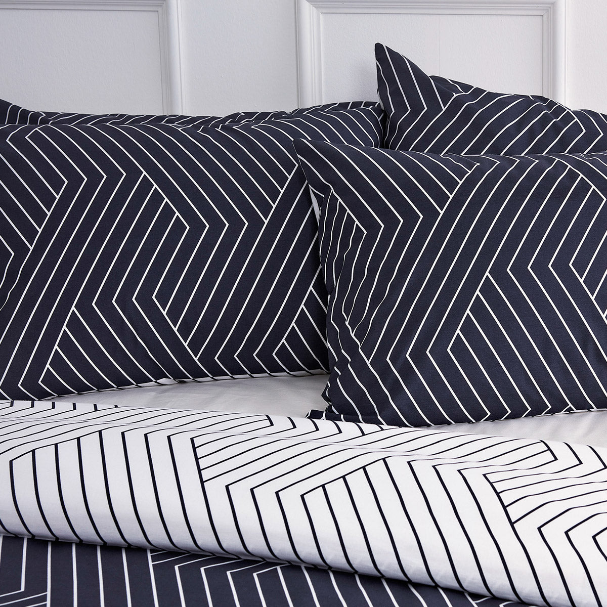 Parure de lit avec housse de couette en coton à chevrons bleu marine foncé Oslo (UE)