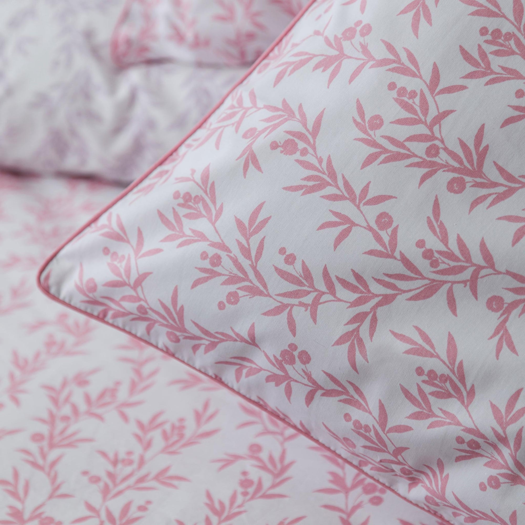 Une paire de taies d&#39;oreiller Oxford en percale de coton 200 fils à motif floral rose pur