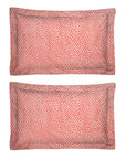 Ein Paar rosa korallenrot gepunktete Oxford-Kissenbezüge aus 100 % Perkal-Baumwolle, 200 TC