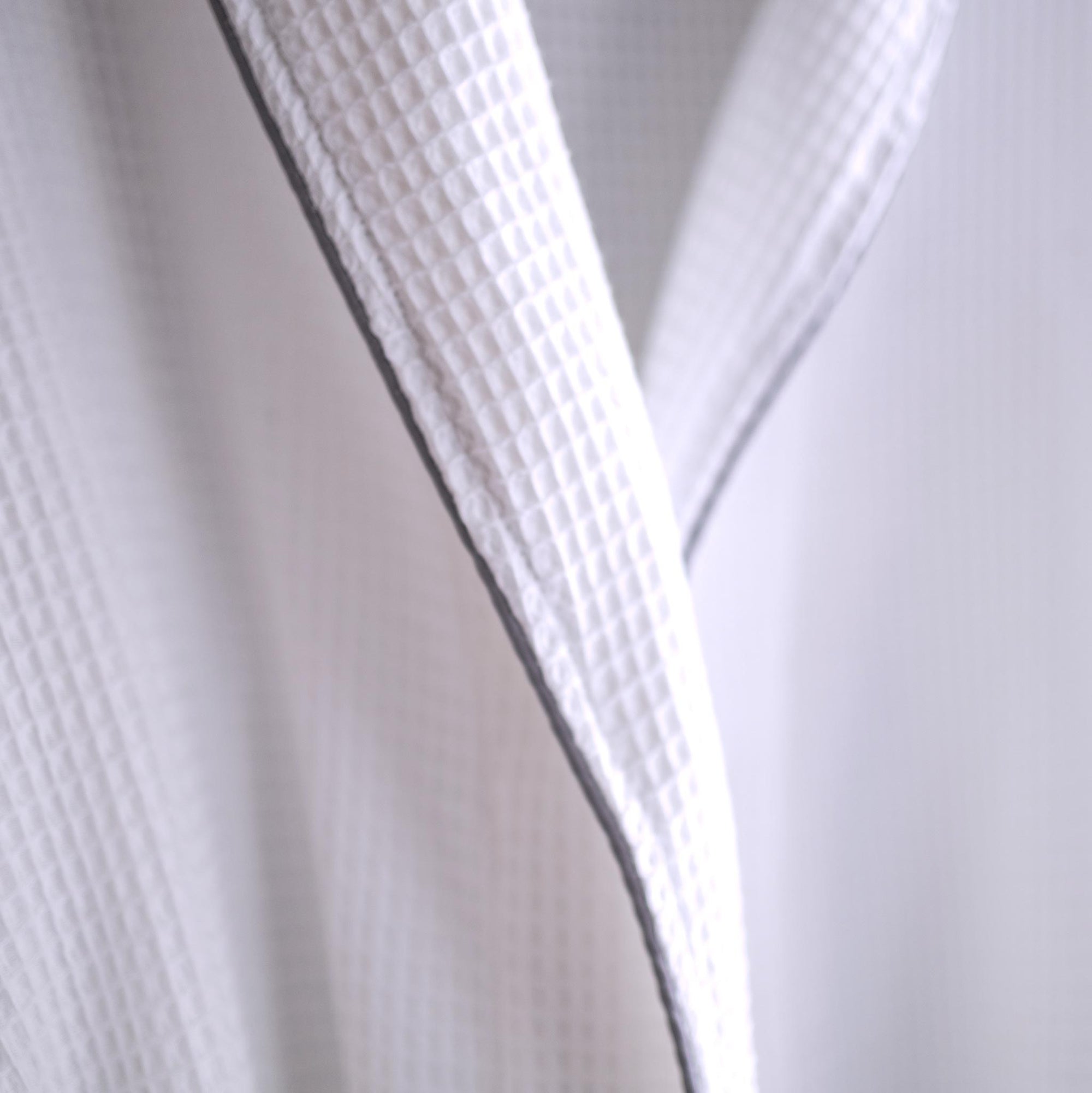 Weißer und grauer Unisex-Bademantel aus Baumwolle mit Waffelmuster