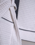 Weißer und grauer Unisex-Bademantel aus Baumwolle mit Waffelmuster