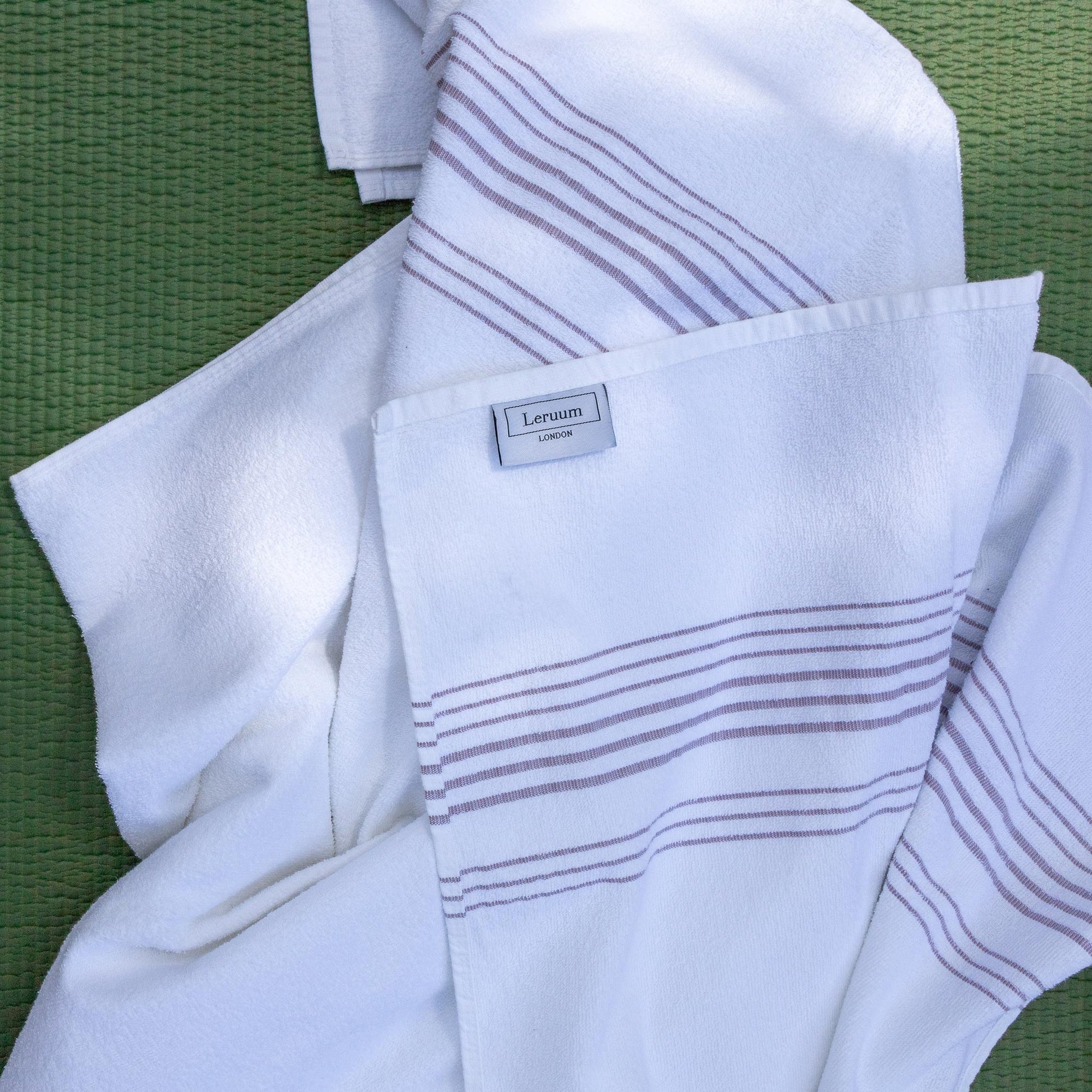 Weiß und Lavendel gestreiftes Pestemal-Handtuch aus 100 % türkischer Baumwolle