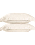 Une paire de taies d'oreiller Oxford en satin de coton 100 % à rayures blanc perle