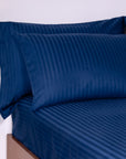 Einteiliges, marineblau gestreiftes Bettlaken aus 100 % Baumwollsatin