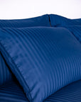 Une paire de taies d'oreiller standard en satin de coton 100 % rayé bleu marine