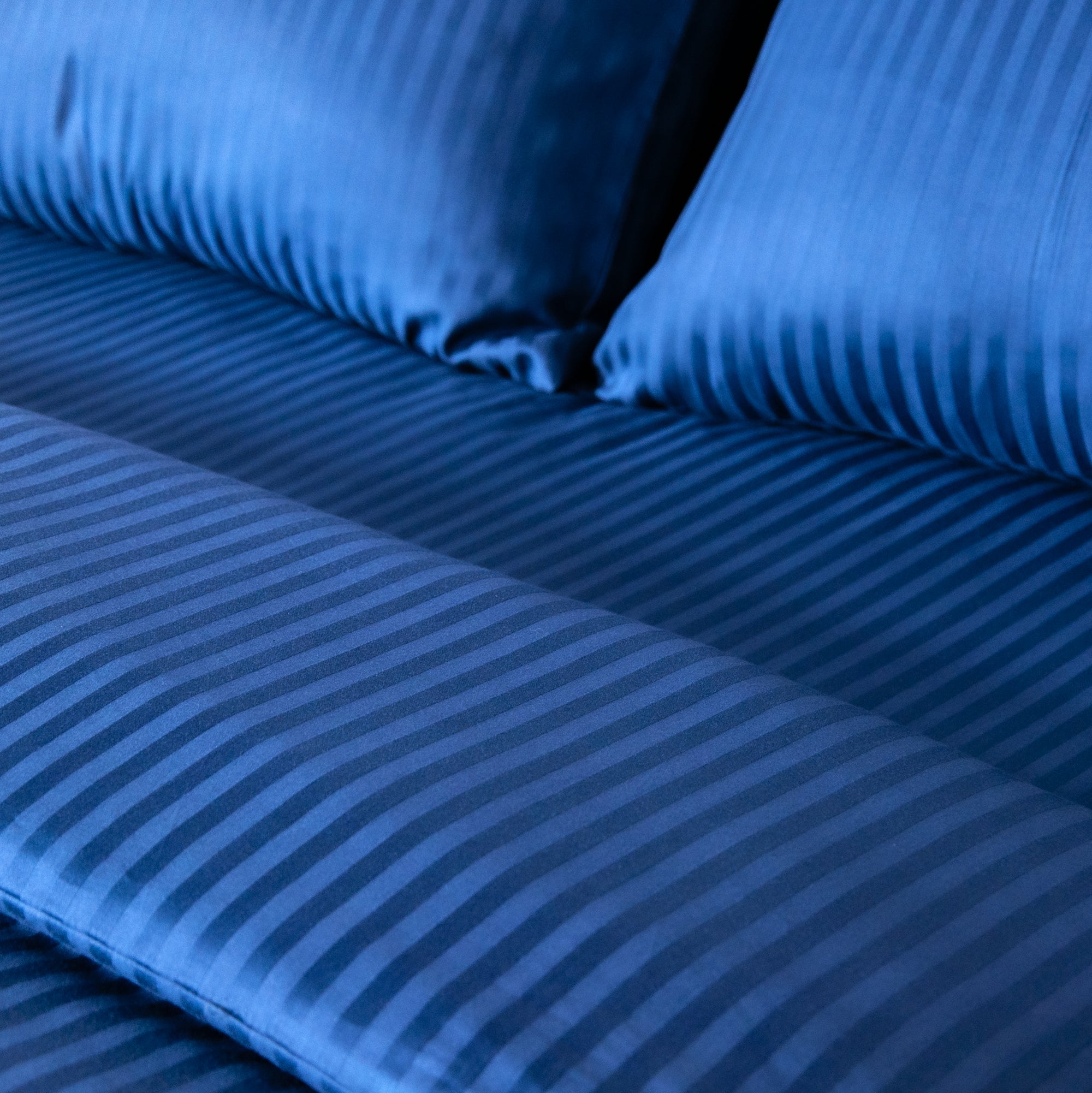Einteiliges, marineblau gestreiftes Bettlaken aus 100 % Baumwollsatin