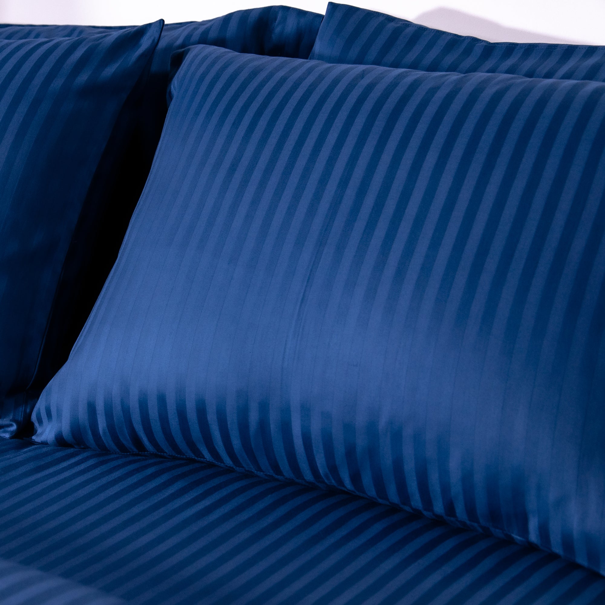 Ein Paar marineblau gestreifte Oxford-Kissenbezüge aus 100 % Baumwollsatin