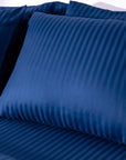 Une paire de taies d'oreiller standard en satin de coton 100 % rayé bleu marine