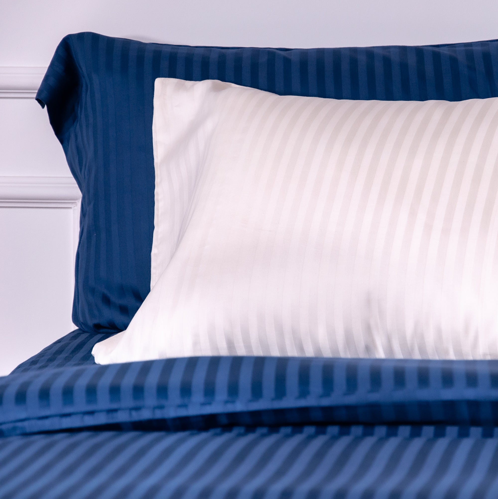 Einteiliger, marineblau gestreifter Bettbezug aus 100 % Baumwollsatin