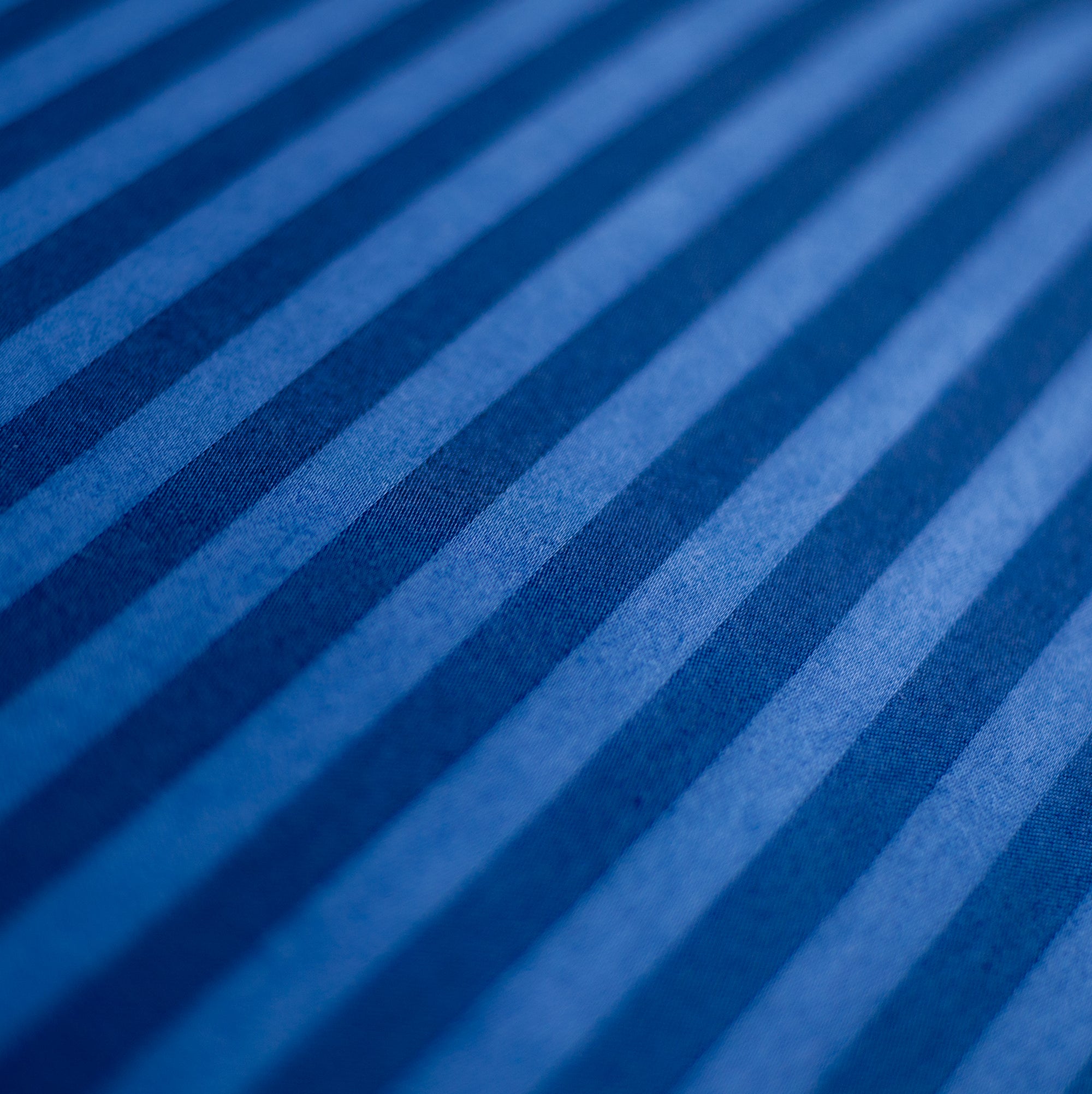 Ein Paar marineblau gestreifte Oxford-Kissenbezüge aus 100 % Baumwollsatin