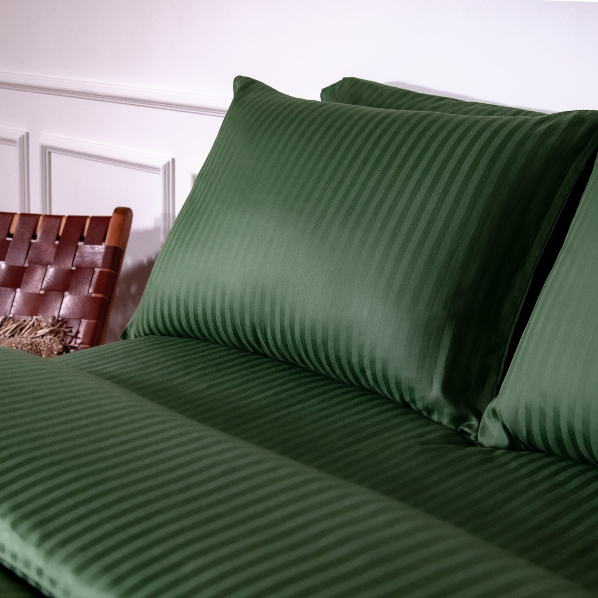 Ein Paar grün gestreifte Oxford-Kissenbezüge aus 100 % Baumwollsatin