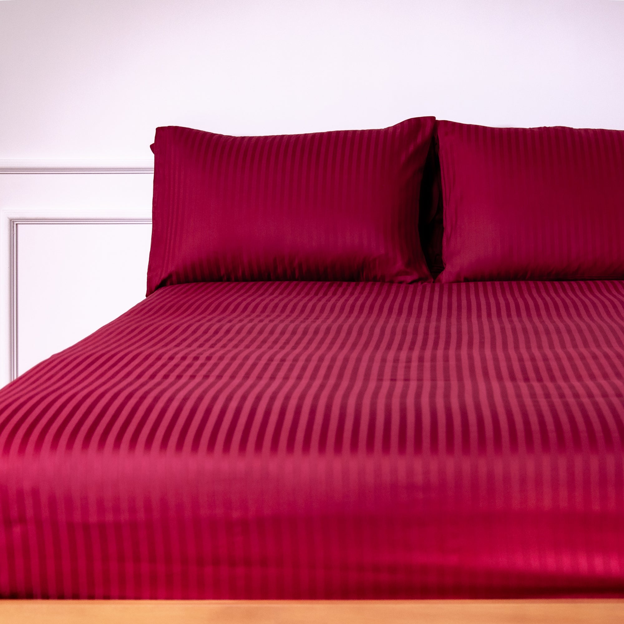 Einteiliges, burgunderrot gestreiftes Bettlaken aus 100 % Baumwollsatin