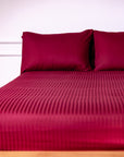 Einteiliges, burgunderrot gestreiftes Bettlaken aus 100 % Baumwollsatin