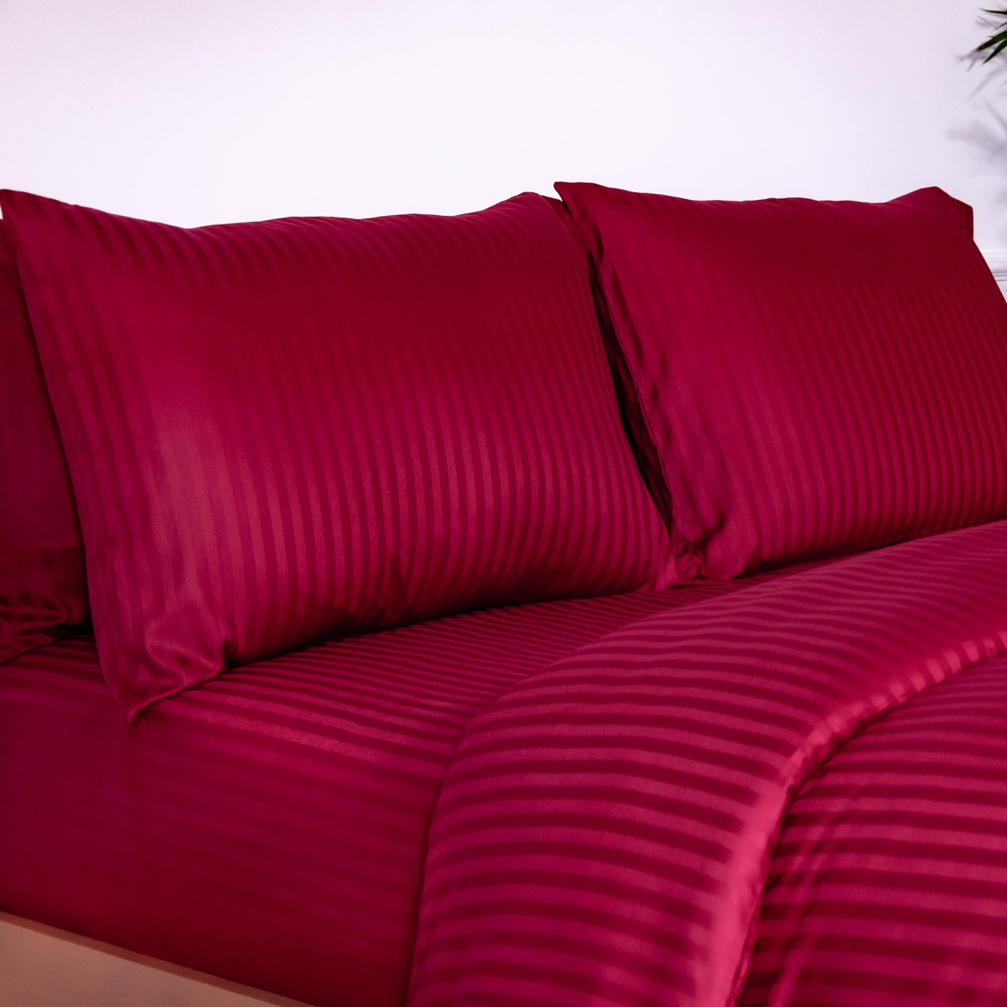 Ein Paar burgunderrot gestreifte Standard-Kissenbezüge aus 100 % Baumwollsatin