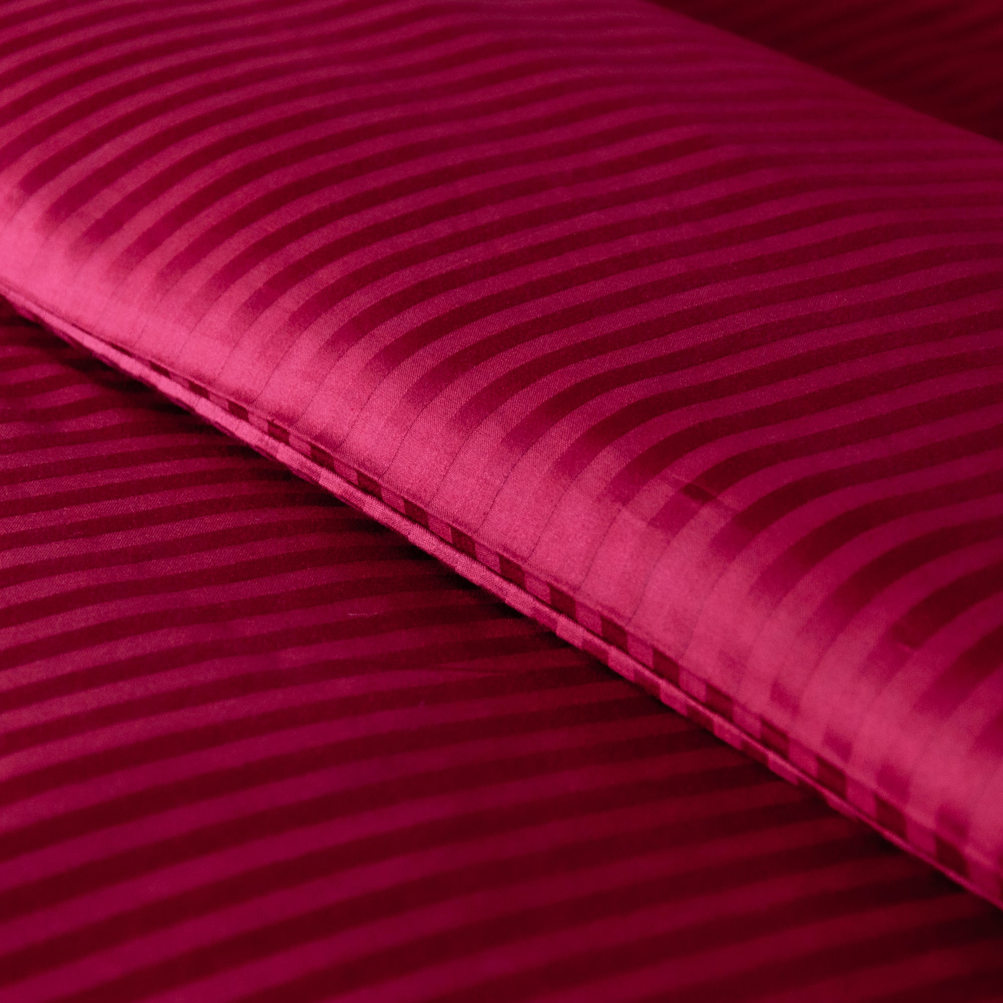 Ein Paar burgunderrot gestreifte Standard-Kissenbezüge aus 100 % Baumwollsatin