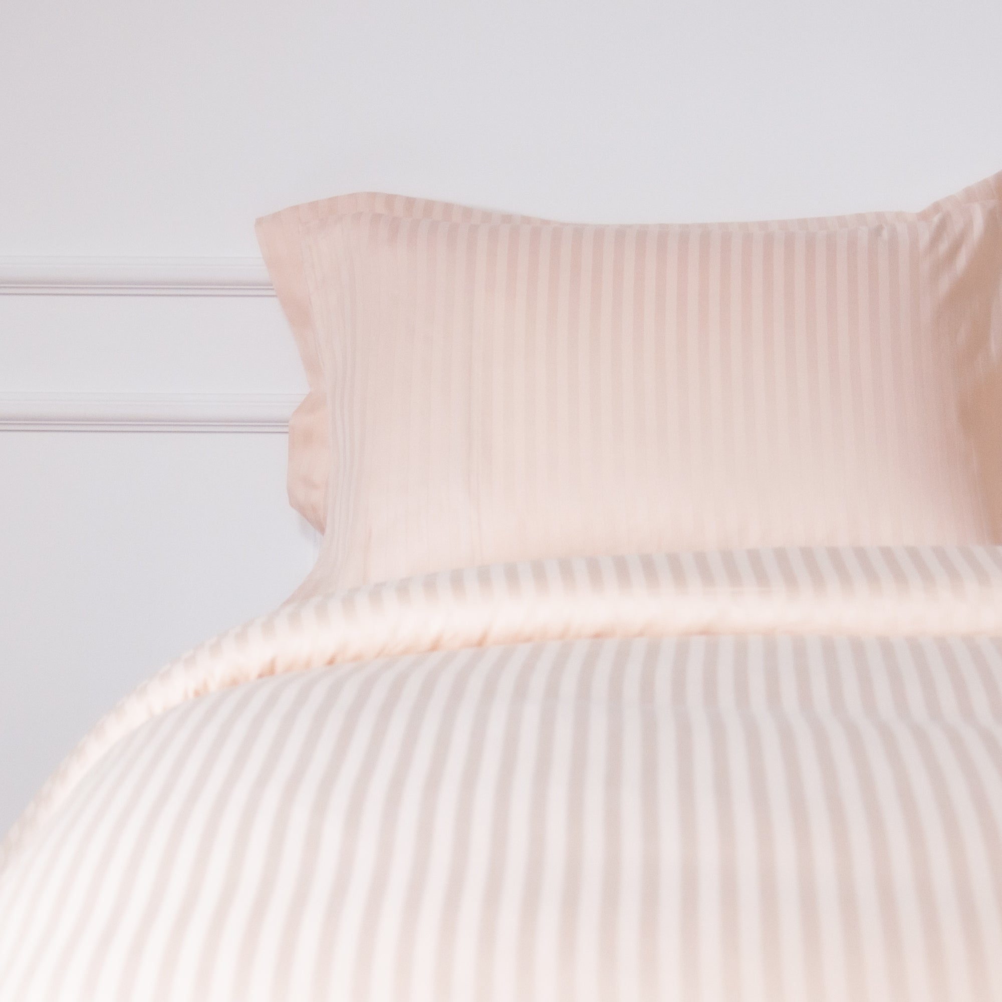 Ein Paar cremefarben gestreifte Standard-Kissenbezüge aus 100 % Baumwollsatin