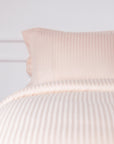 Ein Paar cremefarben gestreifte Oxford-Kissenbezüge aus 100 % Baumwollsatin