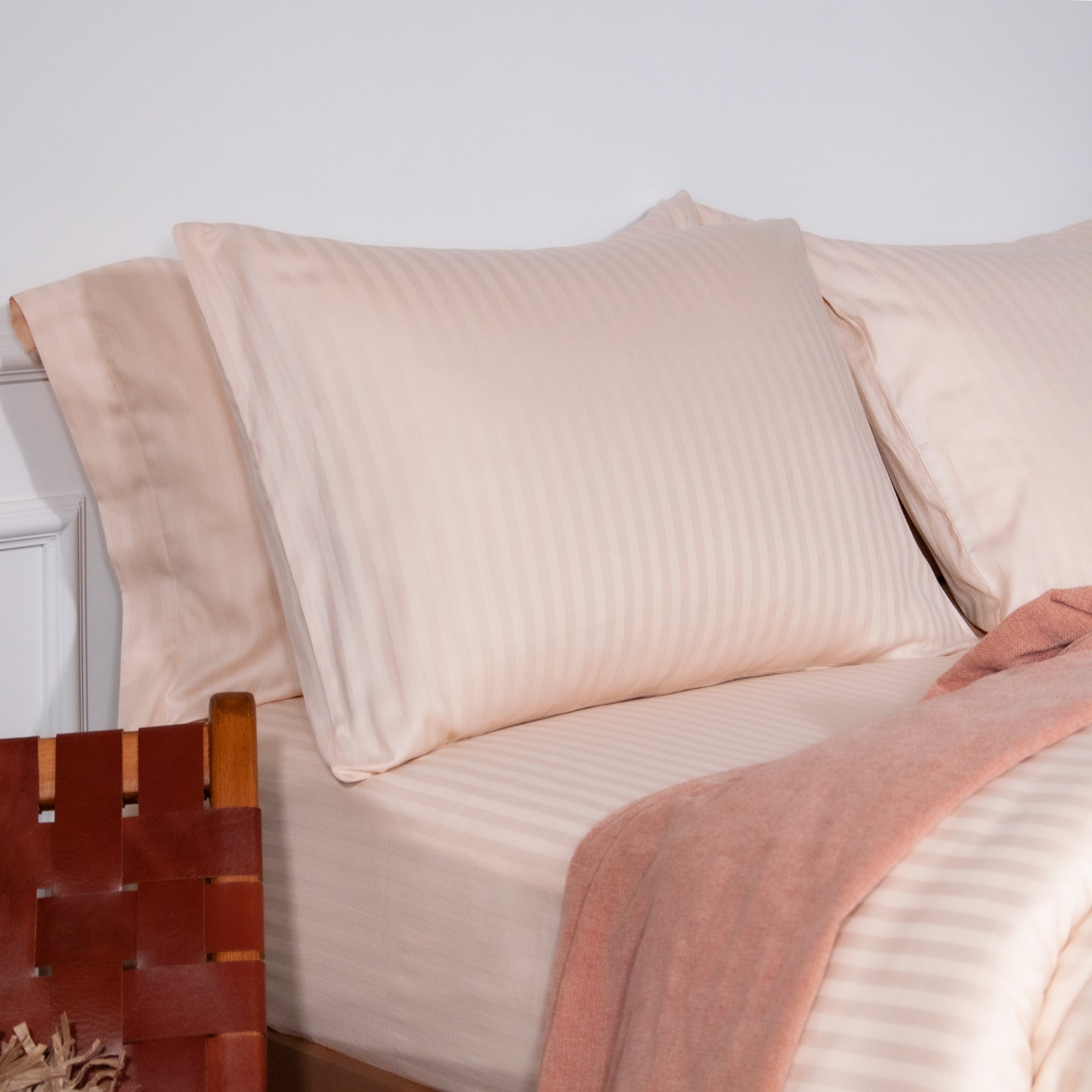 Einteiliges, cremefarbenes, gestreiftes Bettlaken aus 100 % Baumwollsatin