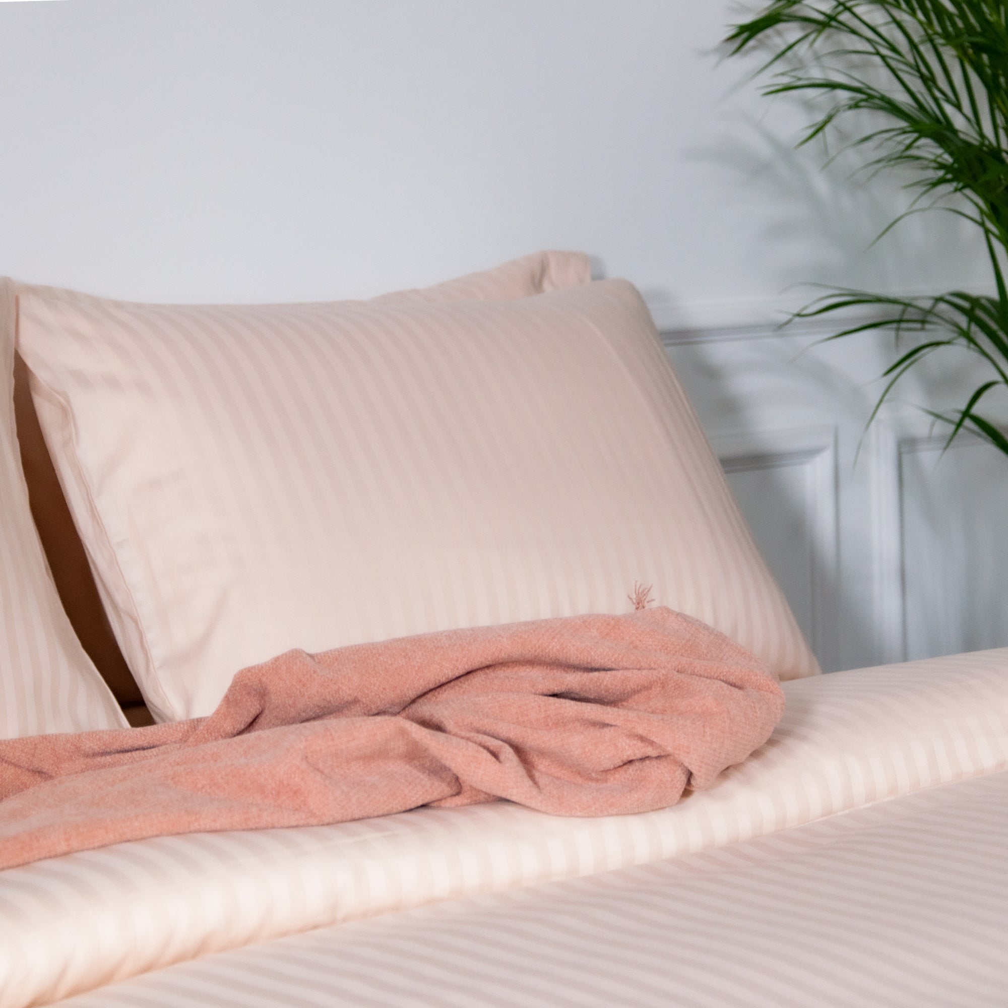Einteiliger, cremefarbener, gestreifter Bettbezug aus 100 % Baumwollsatin