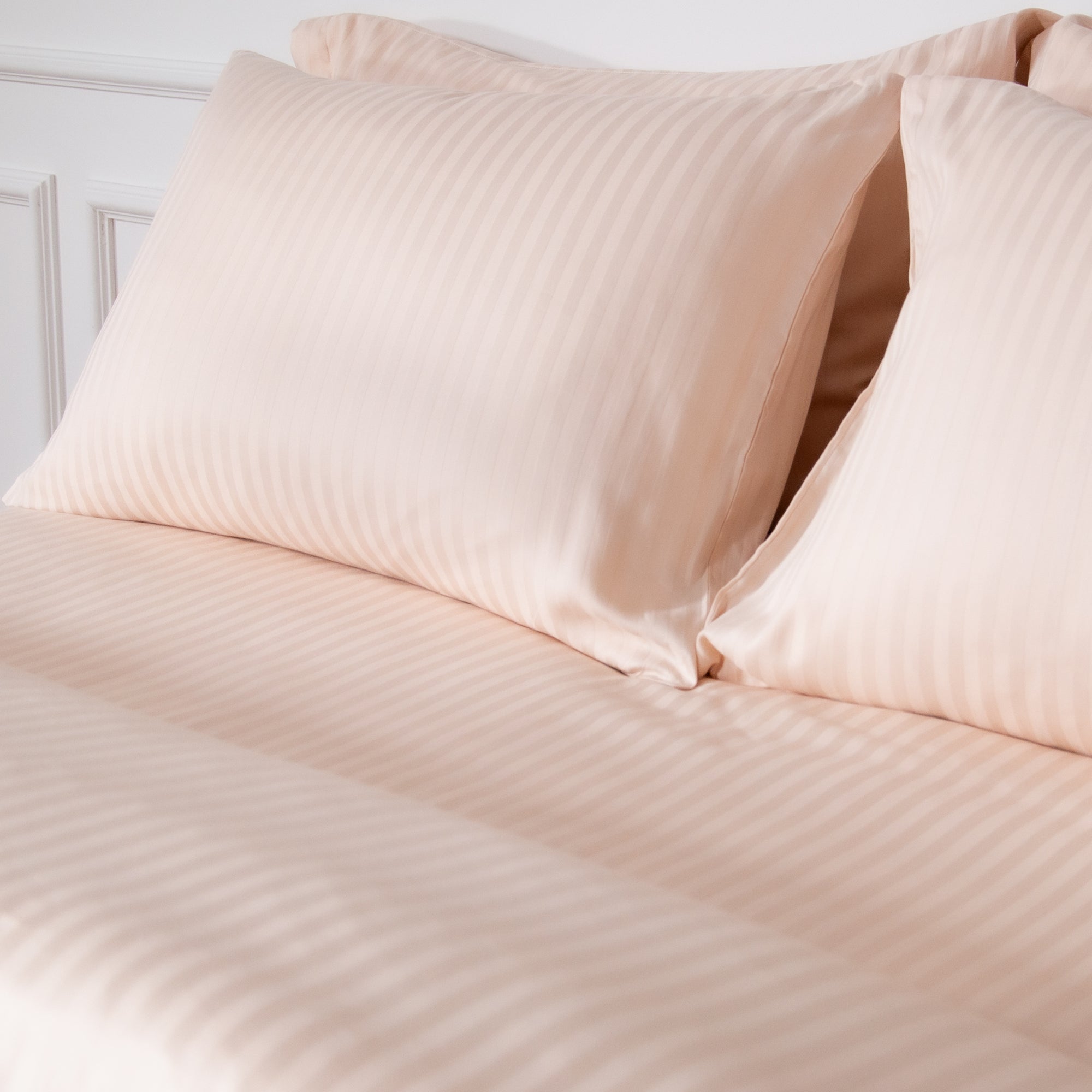 Einteiliges, cremefarbenes, gestreiftes Bettlaken aus 100 % Baumwollsatin