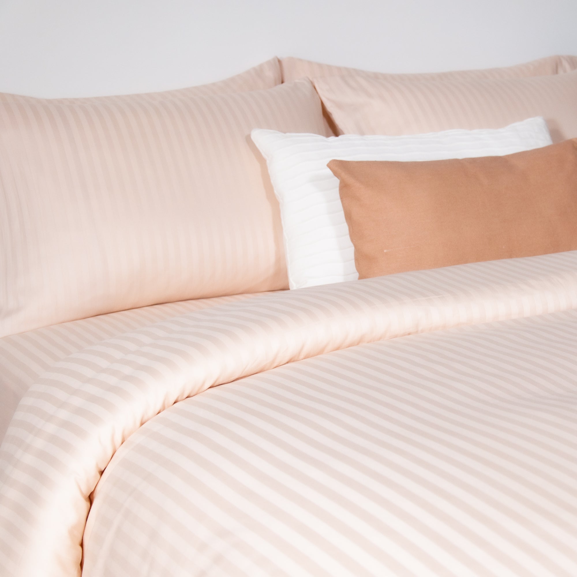 Einteiliger, cremefarbener, gestreifter Bettbezug aus 100 % Baumwollsatin