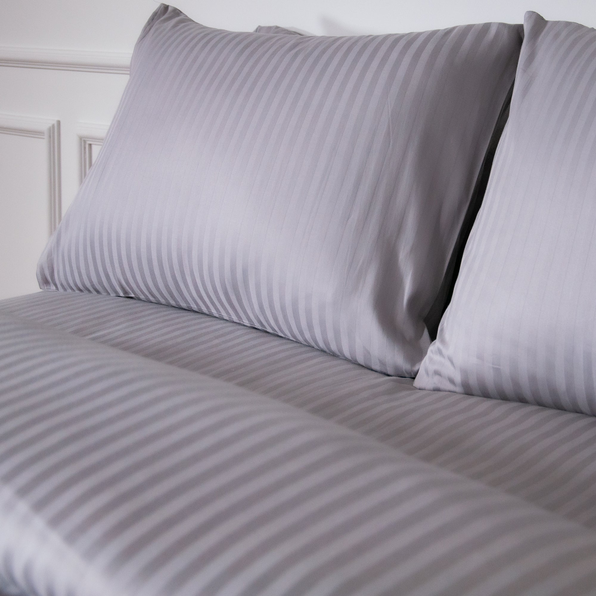 Ein Paar grau gestreifte Standard-Kissenbezüge aus 100 % Baumwollsatin