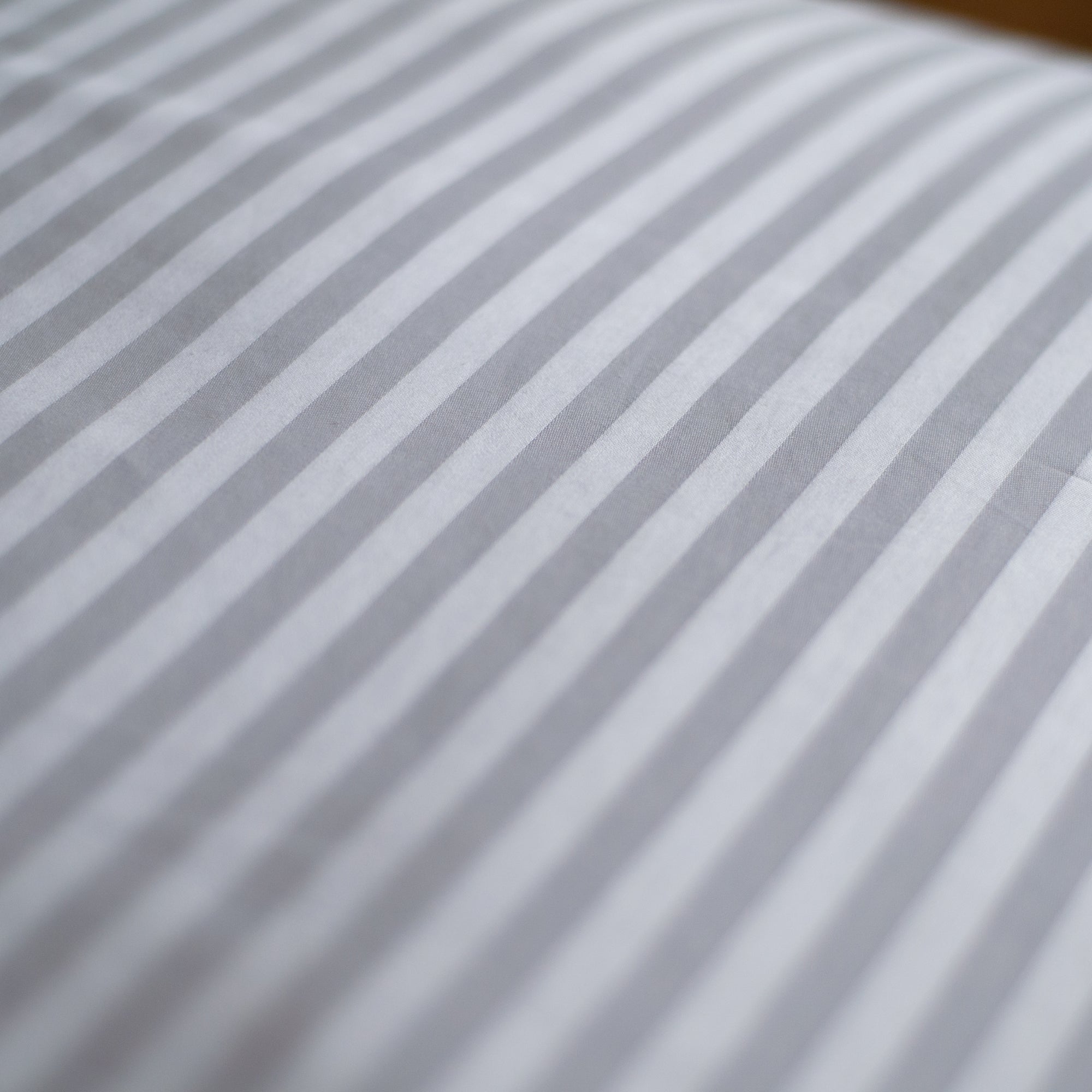 Ein Paar grau gestreifte Oxford-Kissenbezüge aus 100 % Baumwollsatin