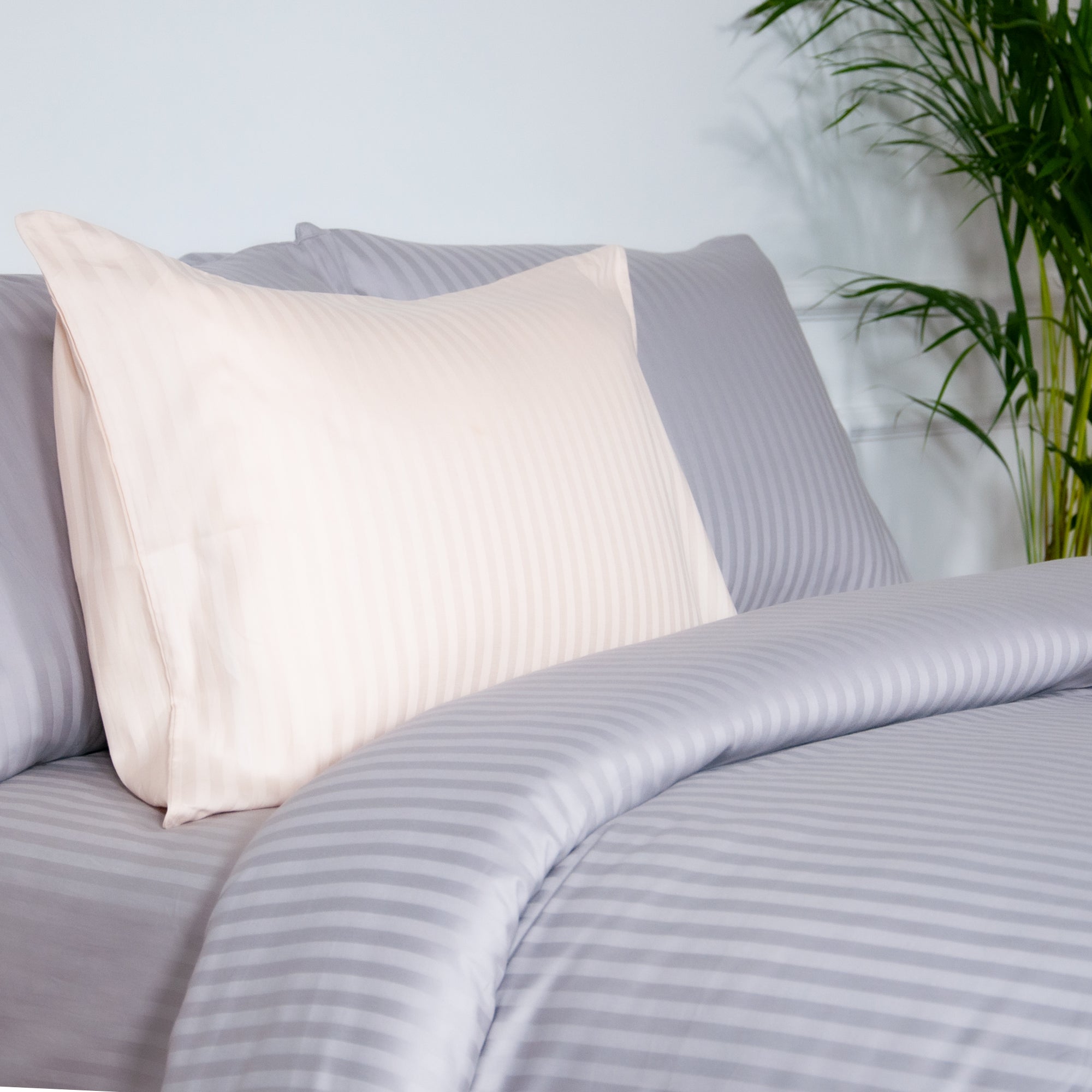 Einteiliges, grau gestreiftes Bettlaken aus 100 % Baumwollsatin