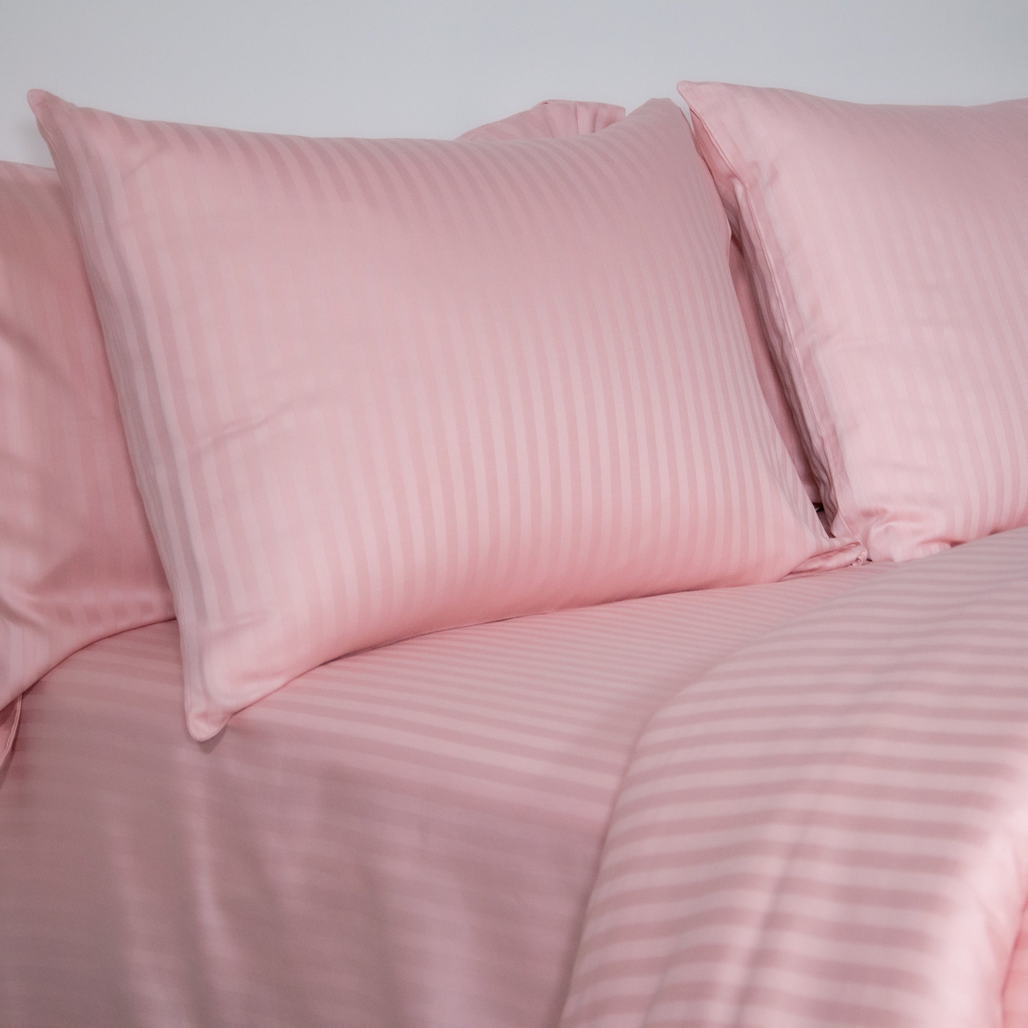 Une paire de taies d&#39;oreiller standard en satin de coton 100 % à rayures blush