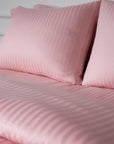Une paire de taies d'oreiller standard en satin de coton 100 % à rayures blush