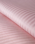Une paire de taies d'oreiller standard en satin de coton 100 % à rayures blush