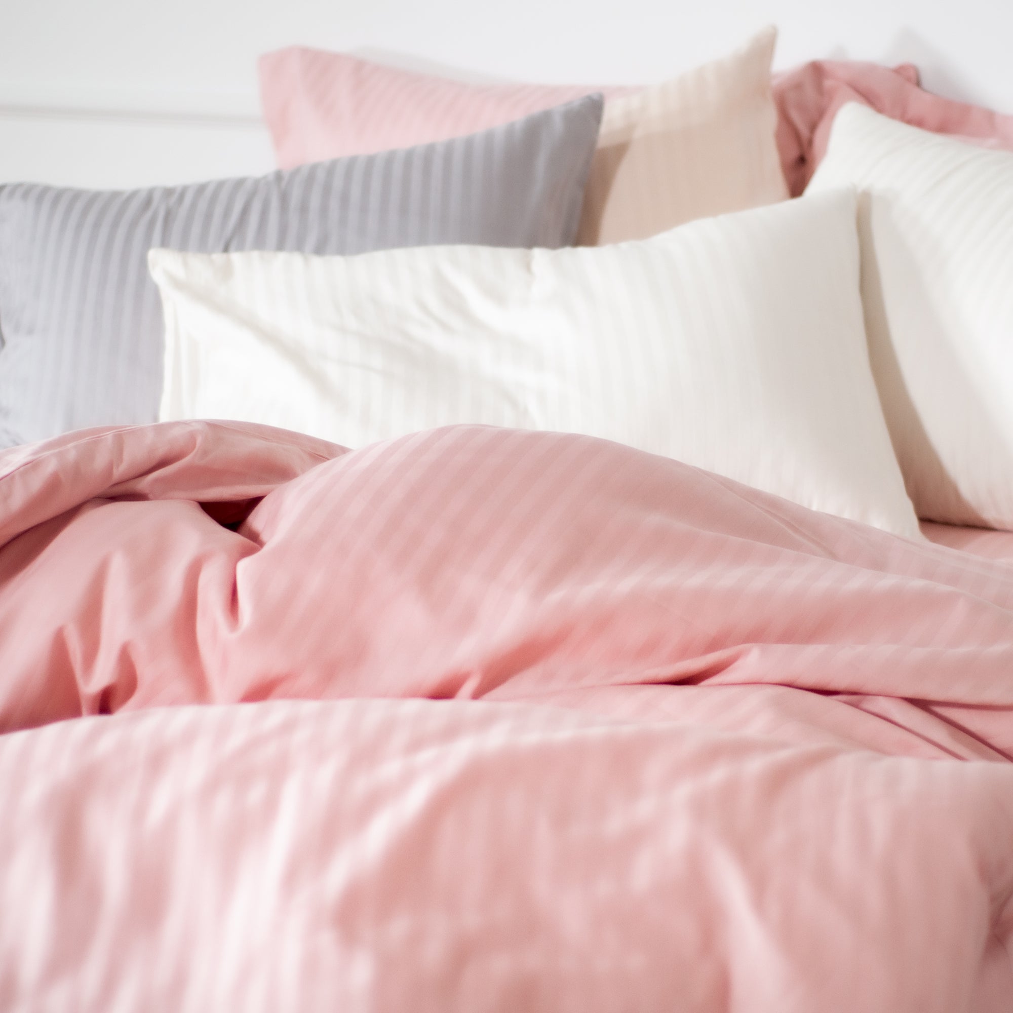 Einteiliger, errötender, gestreifter Bettbezug aus 100 % Baumwollsatin