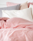 Einteiliger, errötender, gestreifter Bettbezug aus 100 % Baumwollsatin