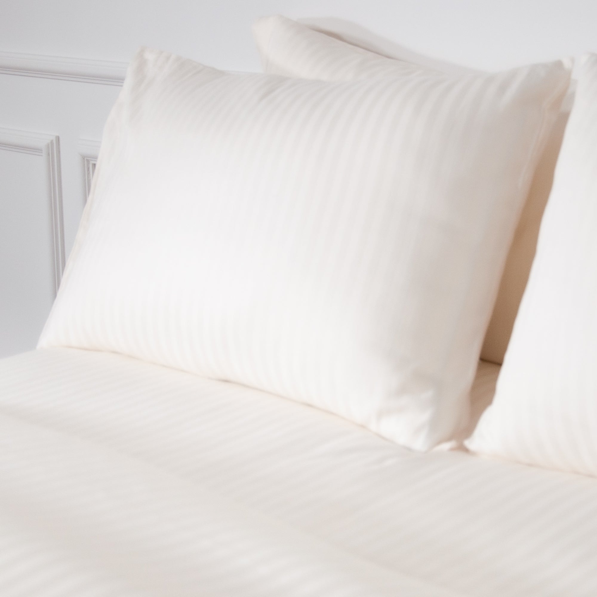 Einteiliges perlweiß gestreiftes Bettlaken aus 100 % Baumwollsatin
