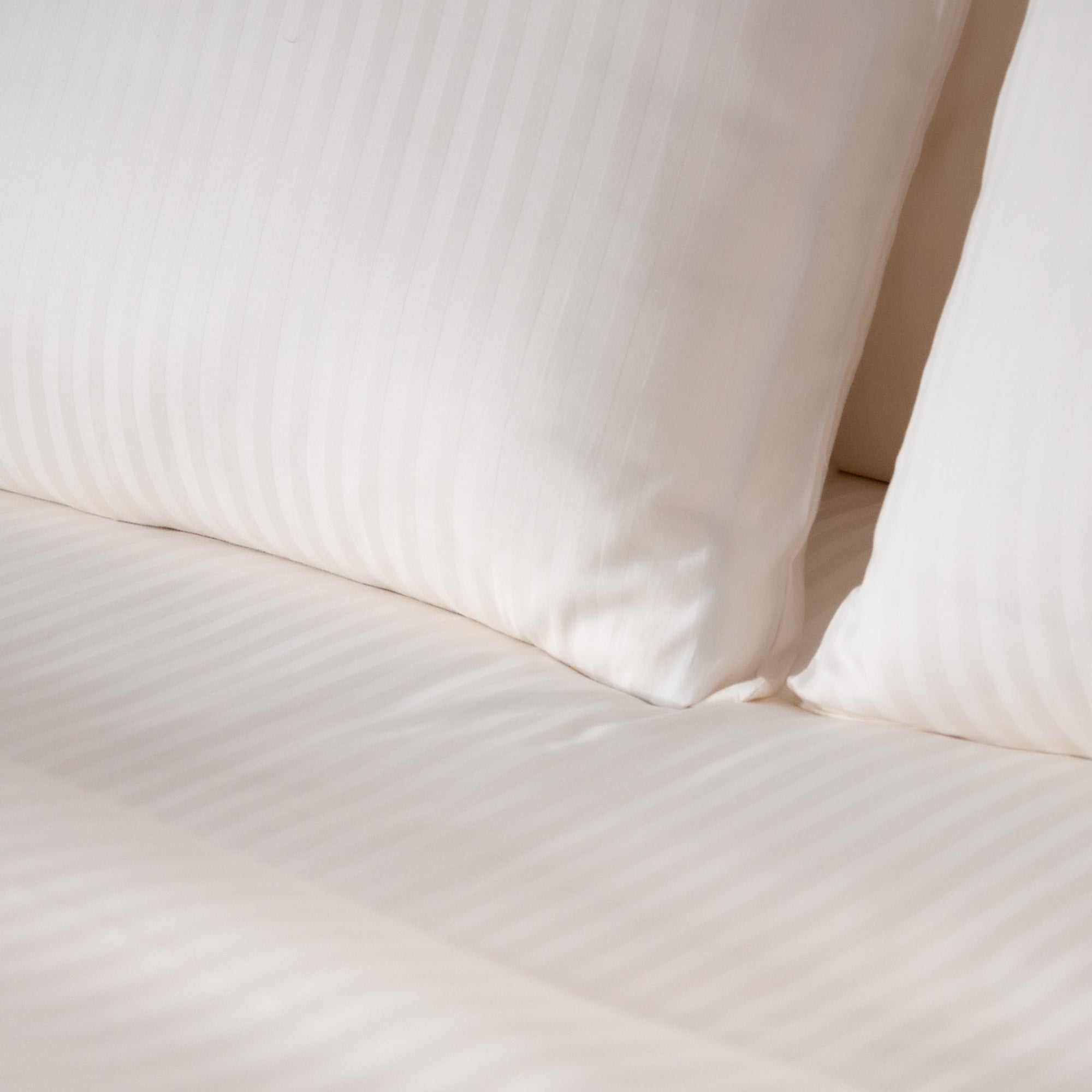 Une paire de taies d&#39;oreiller standard en satin de coton 100 % rayé blanc perle