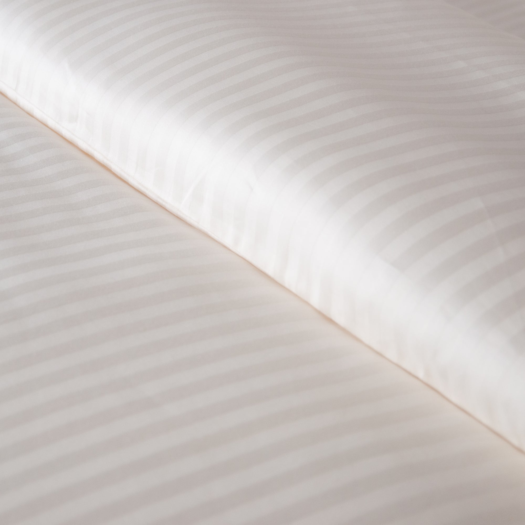 Einteiliges perlweiß gestreiftes Bettlaken aus 100 % Baumwollsatin