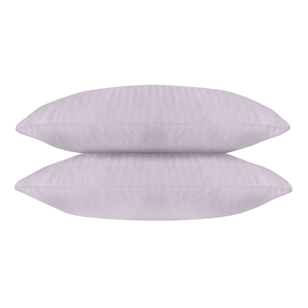 Une paire de taies d&#39;oreiller standard en satin de coton 100 % à rayures grises