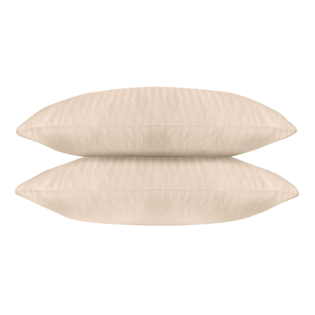 Une paire de taies d&#39;oreiller standard en satin de coton 100 % à rayures crème