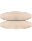 Une paire de taies d'oreiller standard en satin de coton 100 % à rayures crème
