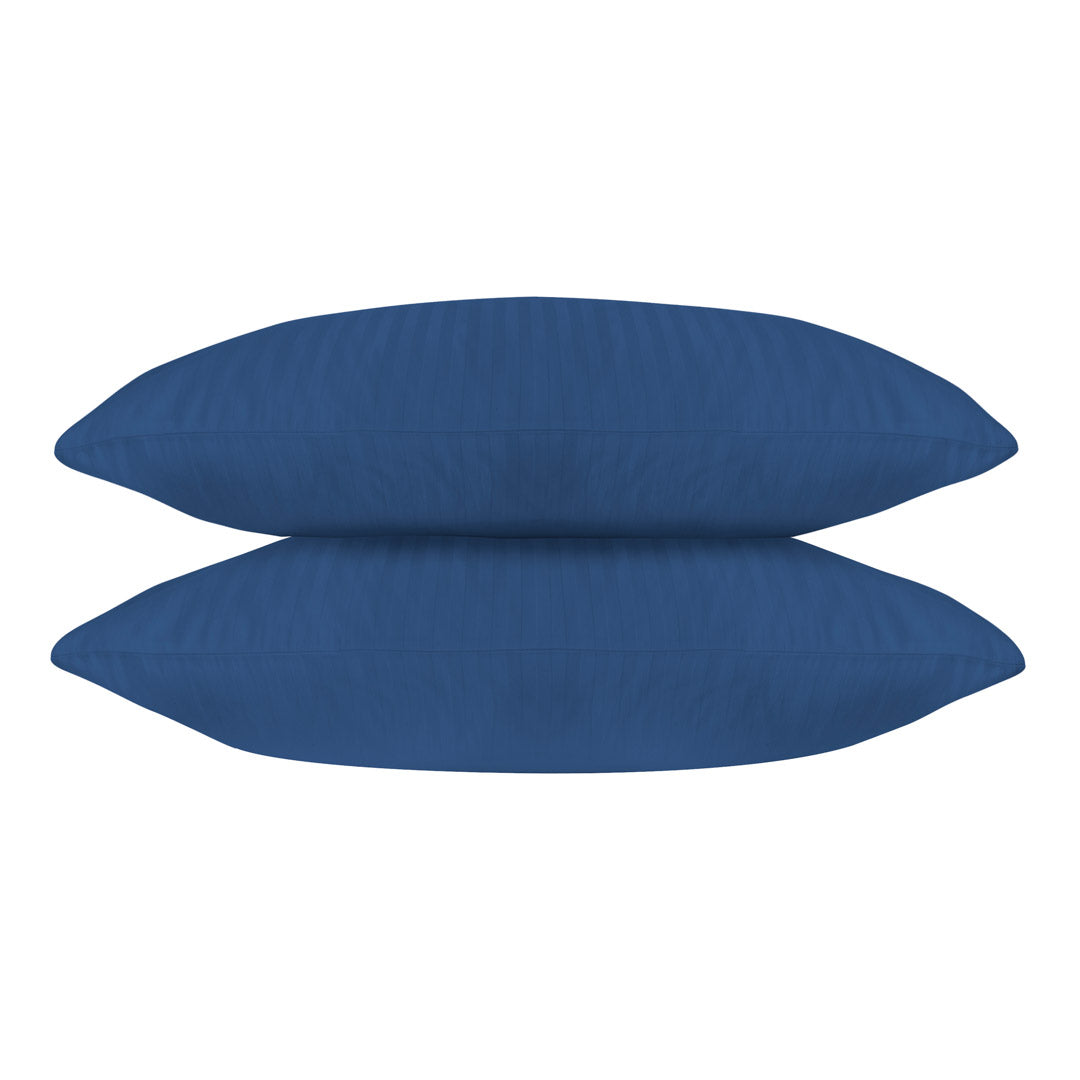 Une paire de taies d&#39;oreiller standard en satin de coton 100 % rayé bleu marine