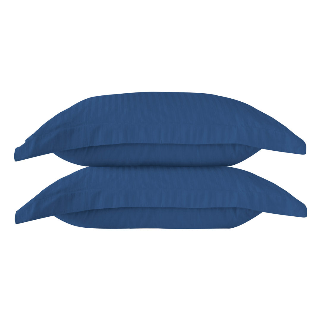 Une paire de taies d&#39;oreiller Oxford en satin de coton 100 % à rayures bleu marine