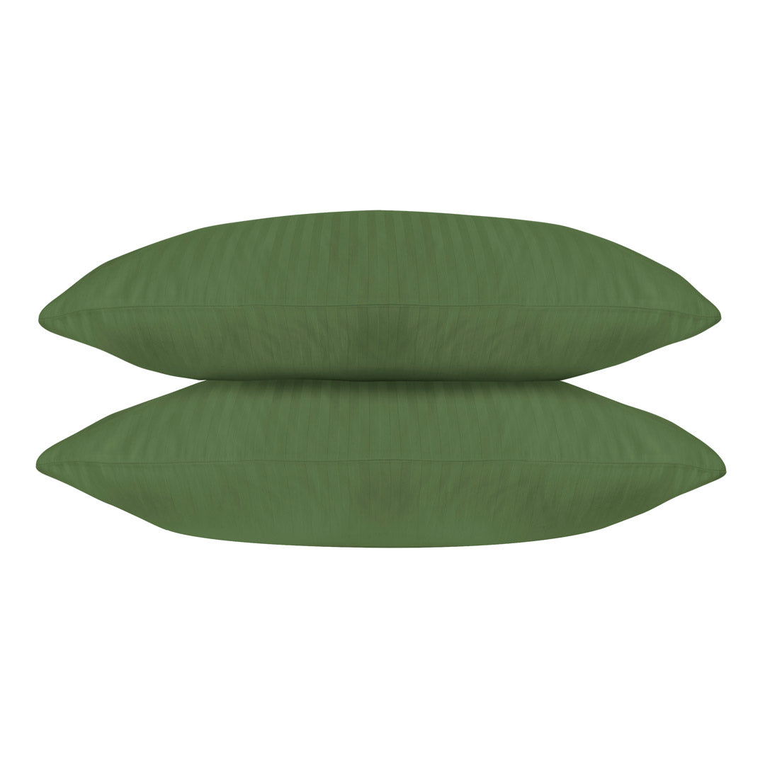 Une paire de taies d&#39;oreiller standard en satin de coton 100 % à rayures vertes