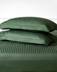 Une paire de taies d'oreiller Oxford en satin de coton 100 % à rayures vertes